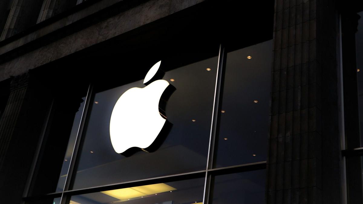 AI-Linked Crypto Tokens Underperform as Apple Event Fails to Impress Traders