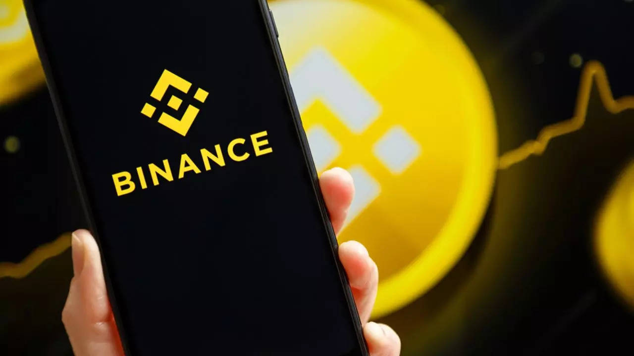 Cristiano Ronaldo's Binance Partnership Sparks NFT Frenzy.  Are these Memecoins on the verge of a rally?